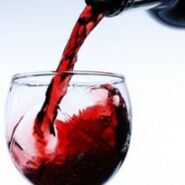 вино наливається в стакан