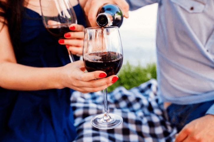 Вино – найкращий алкогольний напій для приємного вечора перед сексом